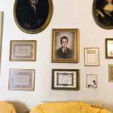 Ritratti degli antenati della famiglia Tanzi ricoprono le pareti del salone